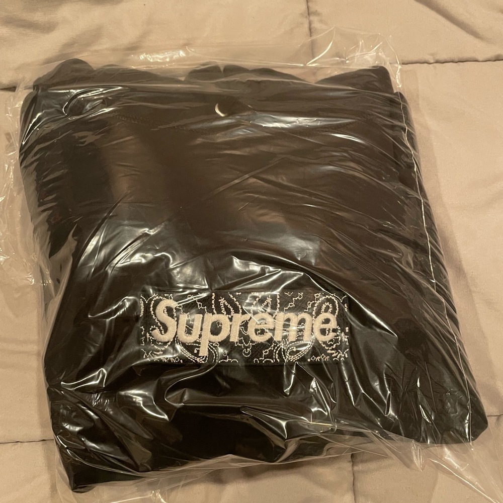 Supreme bandana box logo